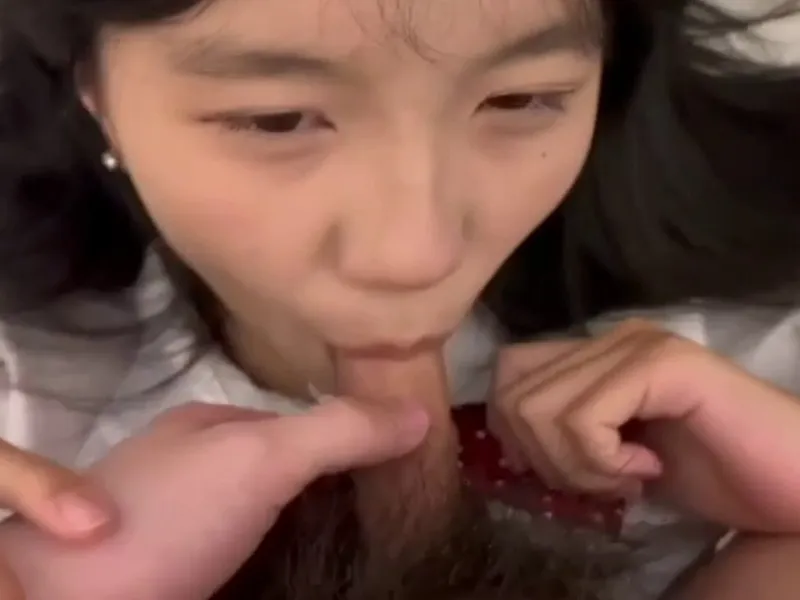 Em loli dễ thương liếm củ khoải biến em thành con em đĩ dam dang p2